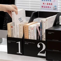 Aufbewahrungsboxen für Kartondateien auf dem Schreibtisch