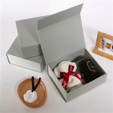 Bunte Geschenkbox aus Papier mit magnetischer Klappfunktion: Ein neuer Verpac...